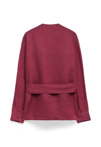 Burgundy långärmad skjorta gjord av texturerad tyg med en utskuren rygg, midjeband och knappade manschetter. Enkelt design och avslappnad passform.