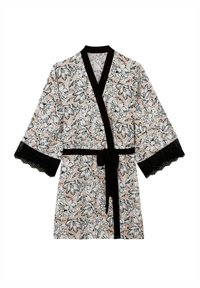 Robe à motifs floraux avec bordure et ceinture en dentelle noire. Présente un fond rose clair avec des motifs floraux noirs. Manches larges de style kimono.