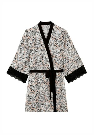 Robe à motifs floraux avec bordure et ceinture en dentelle noire. Présente un fond rose clair avec des motifs floraux noirs. Manches larges de style kimono.
