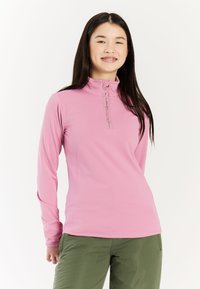 Ružová športová blúzka s dlhým rukávom a vysokým golierom, s polovičným zipsom. Vyrobená z ľahkého materiálu, s nenápadným logom na prednej strane.