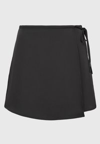 Svart omslagskjørt laget av glatt stoff med knytefeste på siden, med en bølget ytterkant og minimalistisk design for allsidig styling.