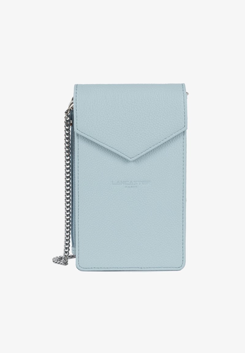 Borsa a tracolla in pelle blu chiaro con chiusura a pattina, esterno testurizzato, tracolla in catena argentata e logo del marchio in rilievo. Forma rettangolare.