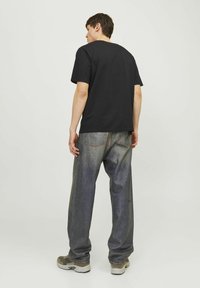 Jack & Jones JORVESTERBRO PICTURE CREW NECK - Nyomott mintás póló - black