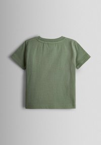 Kortærmet olivengrøn t-shirt til småbørn vist bagfra, enkel design, rund hals og grundlæggende syningsdetaljer.