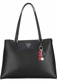 Sac tote en cuir noir à texture granuleuse avec des poignées doubles, une fermeture éclair et une plaque logo en argent. Il est orné d'un porte-clés charmant coloré.