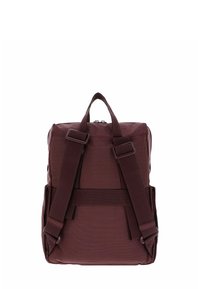 Sac à dos bordeaux en tissu texturé, doté de bretelles rembourrées, d'une poignée supérieure et de plusieurs poches extérieures pour le stockage.