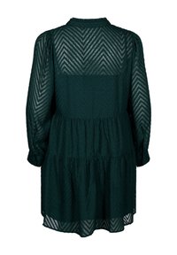 Ciemnozielona sukienka z długim rękawem; teksturowany materiał z wzorem w zygzak; warstwowy design; mankiety zapinane na guziki; okrągły kołnierz; średniej długości.