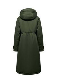 Cappotto invernale verde oliva, imbottito, con cappuccio removibile, vita cinchata, maniche lunghe e un orlo che scende al di sotto delle ginocchia.