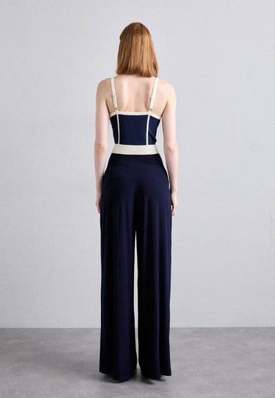 Norma Kamali HIGH WAIST PLEAT PANT - Pantalon classique - true navy