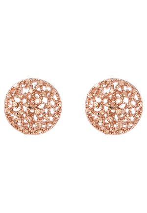 Ronde roségouden oorknopjes met een ingewikkeld filigraan ontwerp en kleine ingelijfde kristallen, getoond tegen een witte achtergrond.