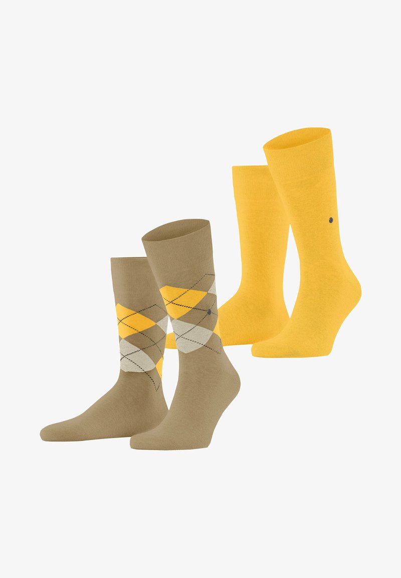 Zwei Paar Socken: ein beige Paar mit einem Argyle-Muster in Gelb, Grau und Weiß; ein einfarbiges gelbes Paar. Aus Baumwolle, knielange Ausführung.