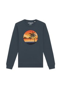 Marineblauer Sweatshirt mit einem kreisförmigen Grafikdesign eines Palmenbaums vor einem orangefarbenen Sonnenuntergang, mit Bergen und Vögeln im Hintergrund.