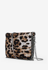 Bolso de estampado de leopardo con forma plana, hecho de tela. Cuenta con una correa de cadena plateada y acentos de tachuelas a lo largo de los bordes.