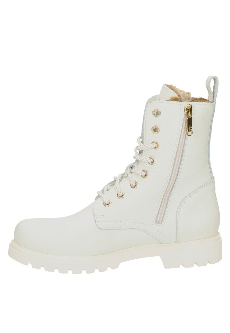 Botín de cuero blanco hasta el tobillo con acabado texturizado, herrajes en tono dorado, cordones en la parte delantera, cremallera lateral y suela robusta. Forrado con suave piel de lana.