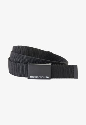 Cinto de tecido preto com um padrão texturizado, apresentando uma fivela de metal com o logótipo da marca "DCSHOECOUSA" em branco.