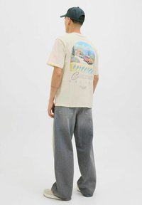 Jack & Jones RÜCKEN RUNDHALSAUSSCHNITT - Marškinėliai su spaudiniu - antique white