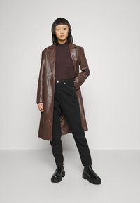 Gina Tricot Petite DAGNY MOM - Calças de ganga de perna direita - black