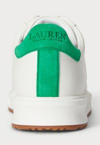 Λευκό αθλητικό παπούτσι με πράσινη σουέντ ταμπέλα στη φτέρνα και ρίγα, με το κείμενο "LAUREN RALPH LAUREN" στο πίσω μέρος και καφέ ελαστική σόλα.