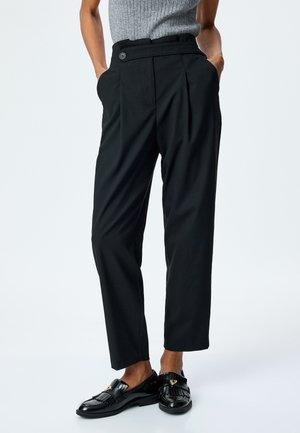 Pantalons noirs sur mesure avec des plis, fabriqués à partir d'un tissu lisse. Présentent une taille haute avec une fermeture à bouton et des poches latérales.