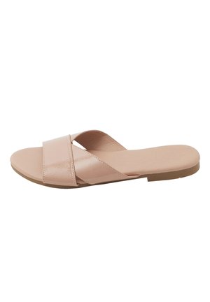 Flad beige slip-in sandal med to brede overlappende remme og en enkel sål, vist fra siden på hvid baggrund.