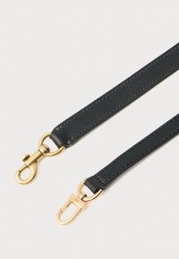 Correa de cuero negro con herrajes dorados, que incluye un clip y un gancho rectangular. Textura suave, con un brillo sutil y costuras precisas.