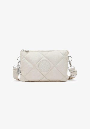 Borsa a spalla trapuntata color crema con finitura testurizzata, dotata di un'emblema del logo, hardware argentato e una tracolla regolabile. Chiusura con zip.