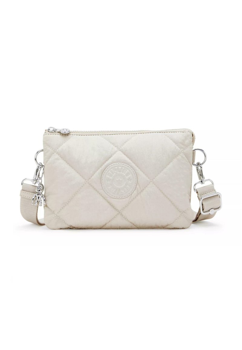Borsa a spalla trapuntata color crema con finitura testurizzata, dotata di un'emblema del logo, hardware argentato e una tracolla regolabile. Chiusura con zip.