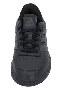 Schwarzer Sportschuh mit einem glatten Lederoberteil, Schnürverschluss, drei seitlichen Streifen, durchlöchtem Zehenbereich und einem gepolsterten Schaftrand f�ür zusätzlichen Komfort.