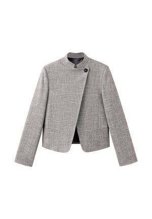 Blazer texturé gris pour femme avec un col montant, un devant asymétrique fermé par un seul bouton noir et des manches longues.