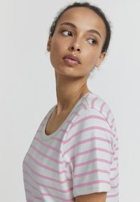 T-shirt a maniche corte di colore grigio chiaro con righe orizzontali rosa, caratterizzato da un collo rotondo e una texture a coste.
