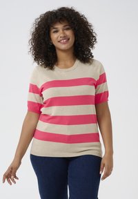 Beige lichtgewicht sweater met gedurfde roze horizontale strepen. Heeft een ronde halslijn en korte mouwen. Soepele textuur, casual fit.