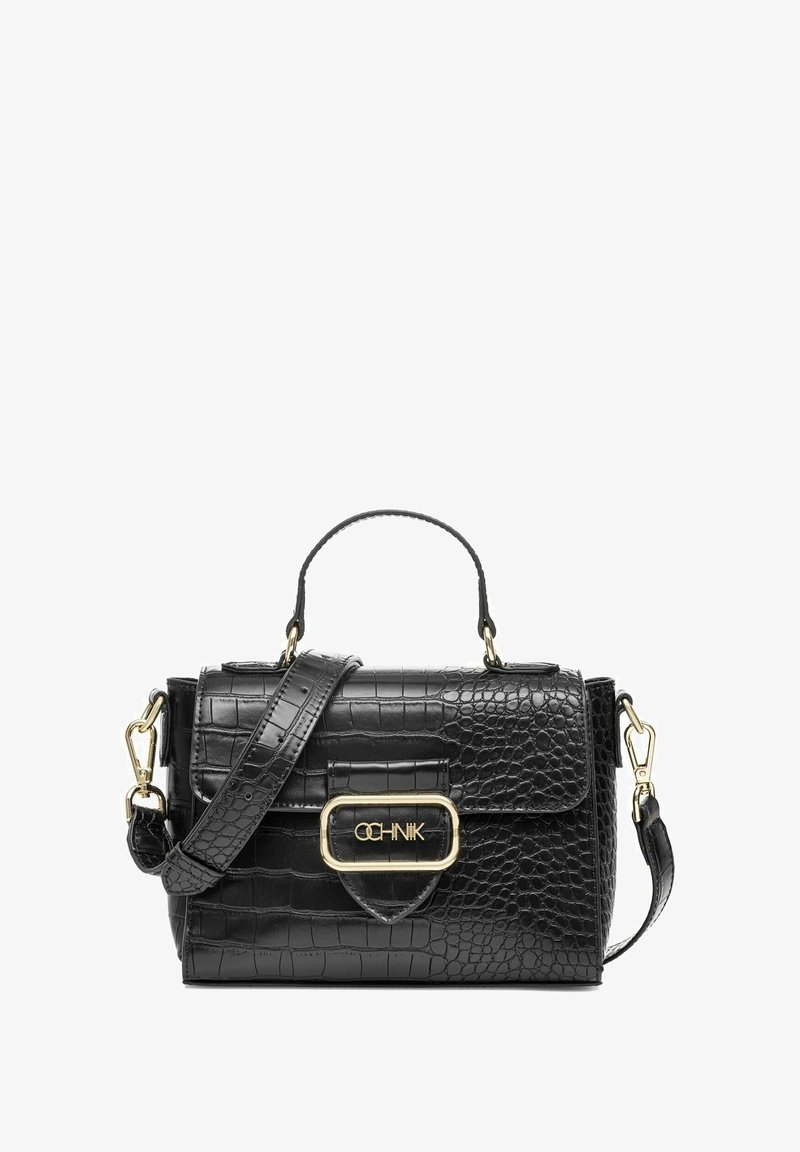 Czarna torebka z tłoczonym wzorem krokodyla, z złotym zapięciem, wyposażona w rączkę u góry i odpinany pasek na ramię.
