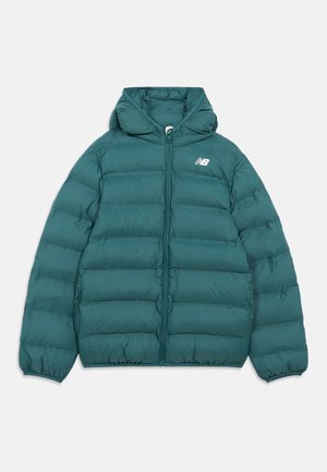 Giubbotto imbottito trapuntato color turchese con cappuccio, zip frontale completa, polsini elastici e logo bianco New Balance sul lato sinistro del petto.