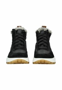 Schwarze High-Top-Sneaker aus strukturiertem Wildleder und Nylon, mit Kunstfellbesatz, schwarzen Schnürsenkeln und einer weißen Gummisohle mit einer Gummibasis.