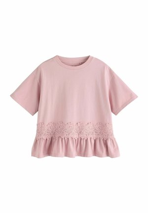 T-shirt rose à manches courtes en coton, présentant un design floral en dentelle au niveau de l'ourlet avec des bords froncés. Texture lisse.