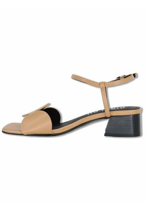 Sandalo beige con punta aperta, tacco basso a blocco, cinturino alla caviglia con fibbia e ampia fascia frontale sulla suola nera.