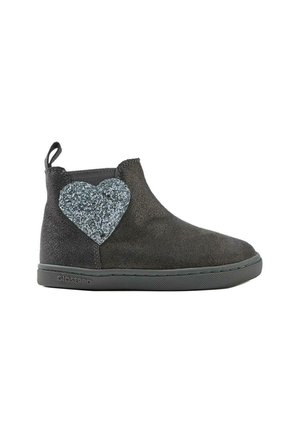 Stivaletti neri in suede con un accento a forma di cuore grigio testurizzato in glitter, dotati di un breve tappo per il richiamo e suola in gomma.