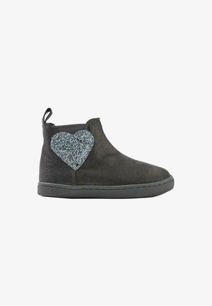 Botas de tobillo de ante negro con un acento en forma de corazón gris texturizado hecho de purpurina, que cuentan con una pequeña pestaña para tirar y suela de goma.