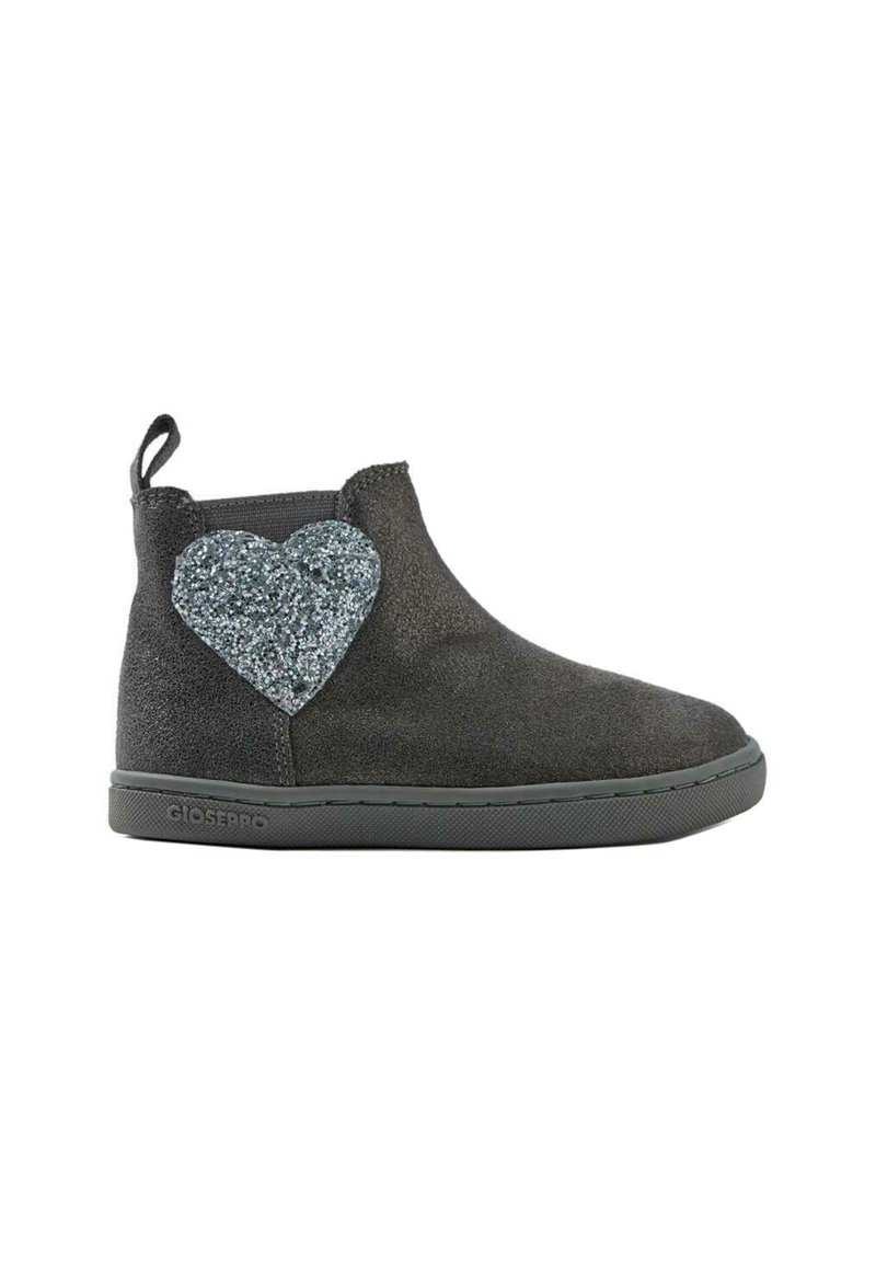 Botas de tobillo de ante negro con un acento en forma de corazón gris texturizado hecho de purpurina, que cuentan con una pequeña pestaña para tirar y suela de goma.