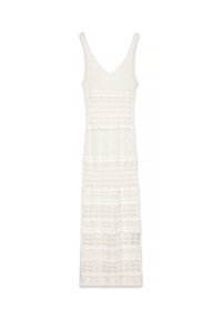 Robe maxi en tricot blanc avec un décolleté en V, des fines bretelles et un motif en dentelle à plusieurs niveaux, comportant des bords festonnés et des détails texturés partout.