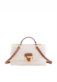 Bolso blanco de felpa con detalles de cuero marrón y un cierre de tono dorado. Cuenta con un asa superior y una correa de hombro desmontable.