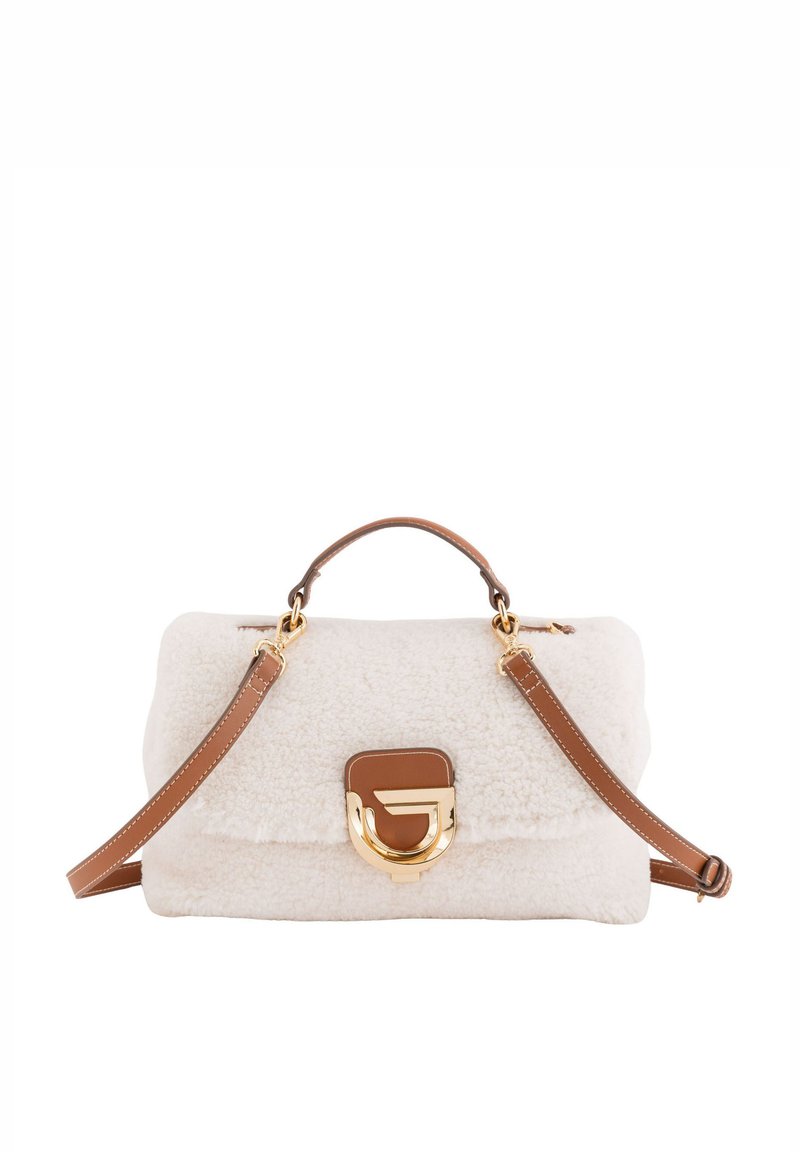 Bolso blanco de felpa con detalles de cuero marrón y un cierre de tono dorado. Cuenta con un asa superior y una correa de hombro desmontable.