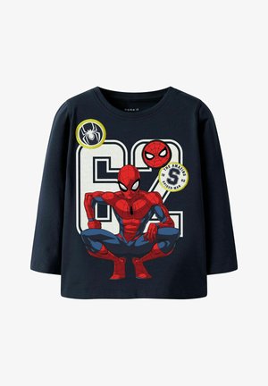 T-shirt à manches longues bleu marine avec un motif Spider-Man rouge et bleu, le numéro 62 et des accents de logo supplémentaires en jaune et blanc.