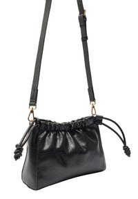 Czarna torebka z ekoskóry z zestawionym fasonem u góry, regulowanym paskiem i złotymi akcentami. Fakturowana powierzchnia, mały rozmiar.