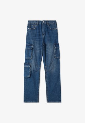 Pantaloni cargo in denim blu con vita alta, gamba dritta e molteplici tasche laterali. Il tessuto presenta un lavaggio leggermente sbiadito e una trama robusta.
