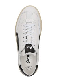 Weiße Ledersneaker mit schwarzen Akzenten, strukturiertem Wildledereinsatz, weißen Schnürsenkeln und einer Gummisohle. Das Innere weist Brandingdetails auf.