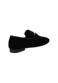 Mocassini slip-on in velluto nero con tacco basso, dotati di elementi decorativi in oro, punta rotonda e superficie texturizzata.