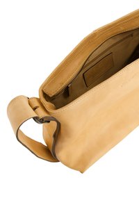 Sac en cuir tan avec une texture lisse, dotée d'une ouverture zippée et d'un intérieur doublé en tissu. Comprend une poignée robuste et courbée.