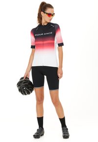 Cykeltröja med en gradient från röd till vit, korta ärmar och dragkedja. Matchad med svarta shorts och en svart hjälm.