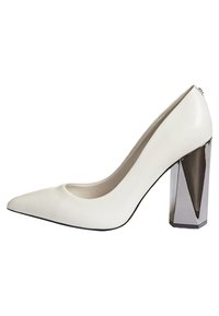 Chaussure à talon haut en cuir blanc avec un bout pointu et un talon en bloc argenté géométrique, texture lisse et un design découpé arrondi à l'avant.